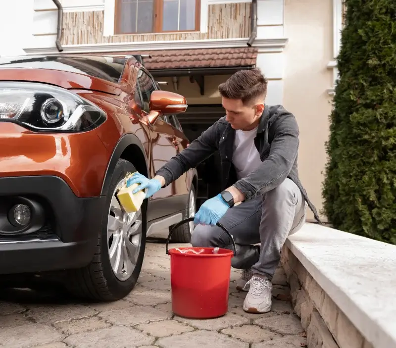 Lavage auto à domicile Guipy : professionnel intervenant sur un véhicule